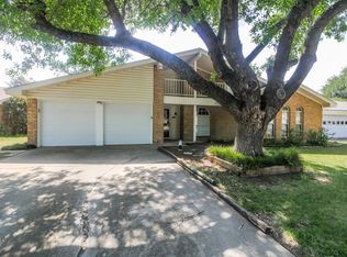 904 Prestwick St, Bedford, TX 76022