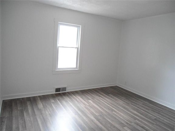 5th image of 106 S Oak St
