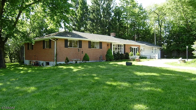 815 Uniontown Rd photo 1