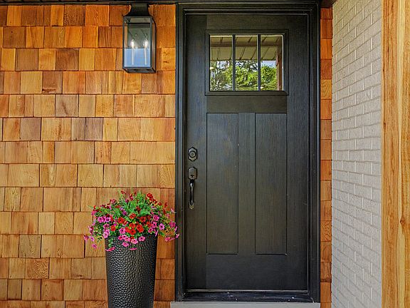 5th image of 403 Robins St