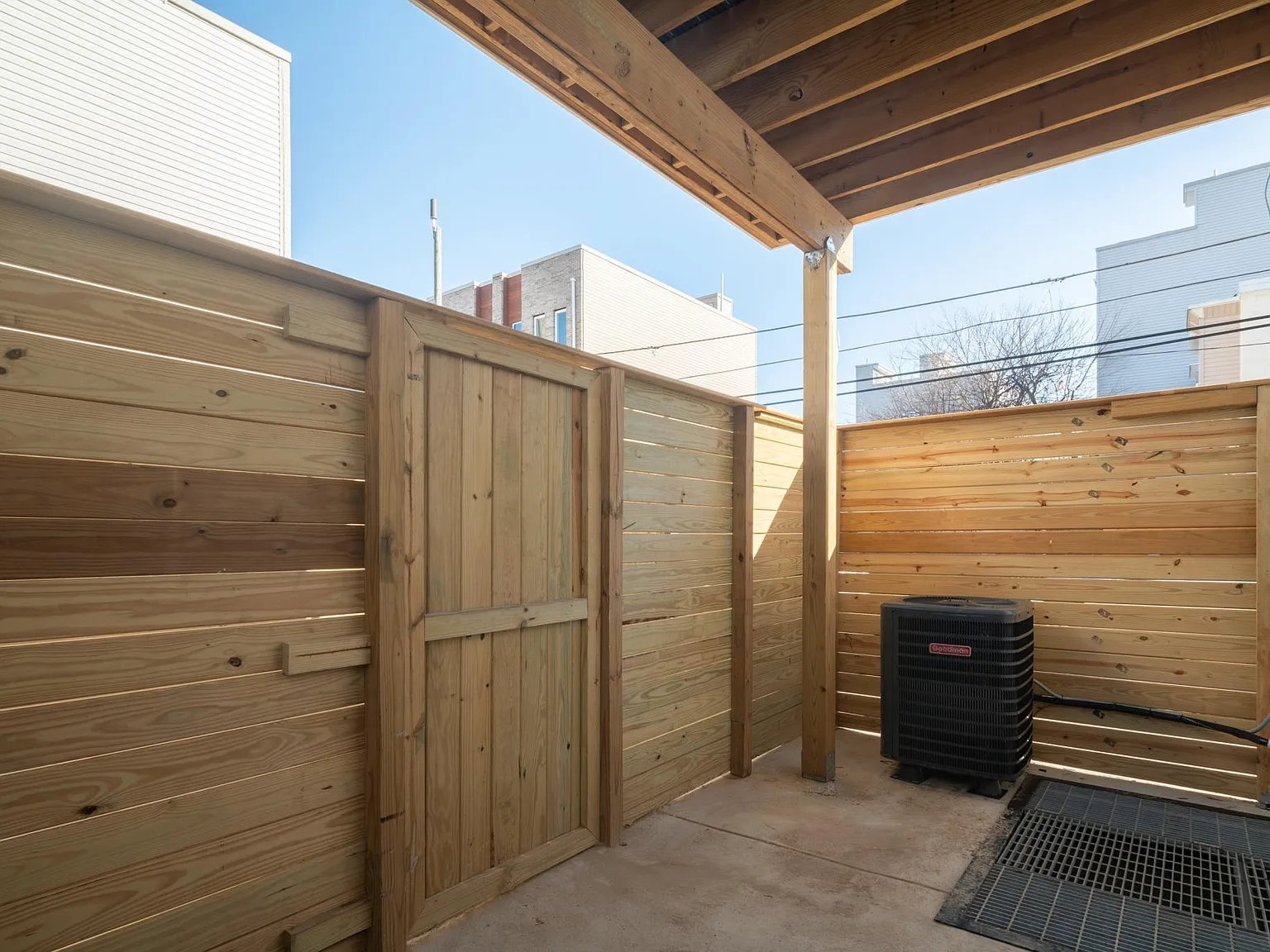 2731 W Jefferson St — Photo 4