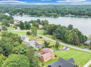 209 Park Shores Cir, Moneta, VA 24121