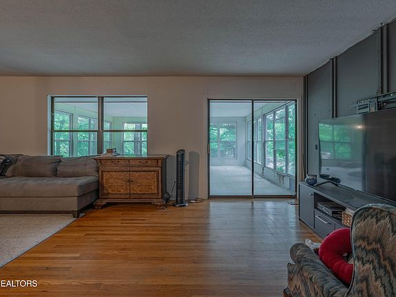 5th image of 102 Ithaca Ln
