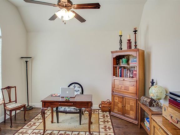 3rd image of 924 Snyder Dr