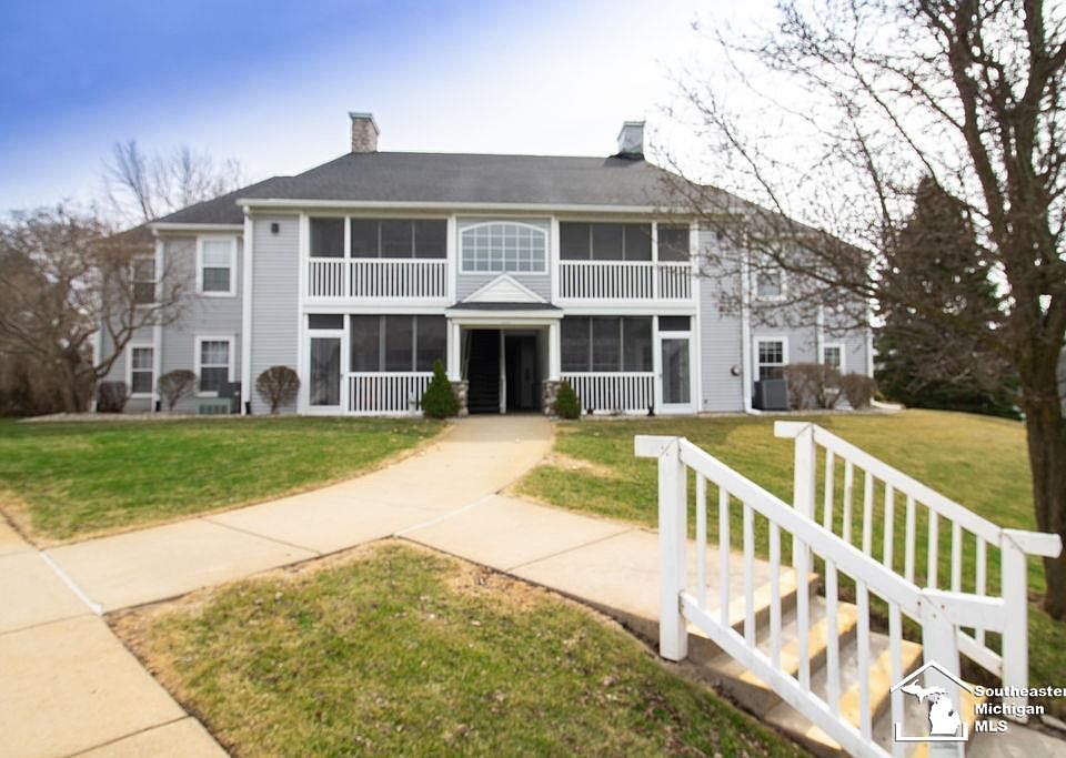 1st image of 795 W Barrington Cir