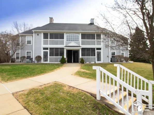 795 W Barrington Cir, Jackson, MI 49203