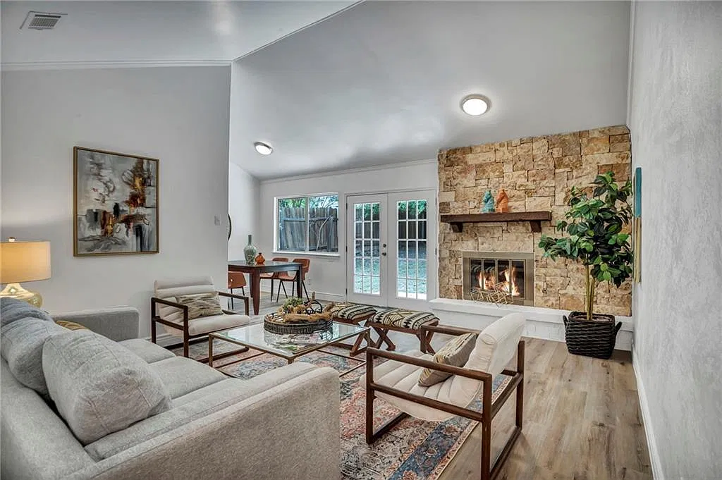 4 bed, 2.0 bath, 1215 sqft, $1,900 — Photo 1