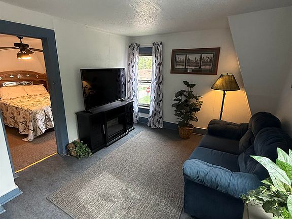 4th image of 243 Maple St