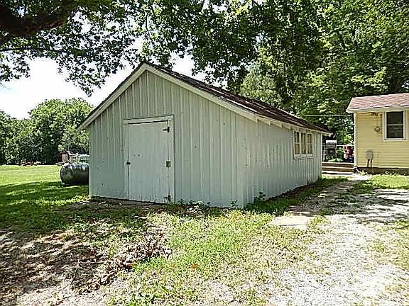3rd image of 911 Barnes Ave