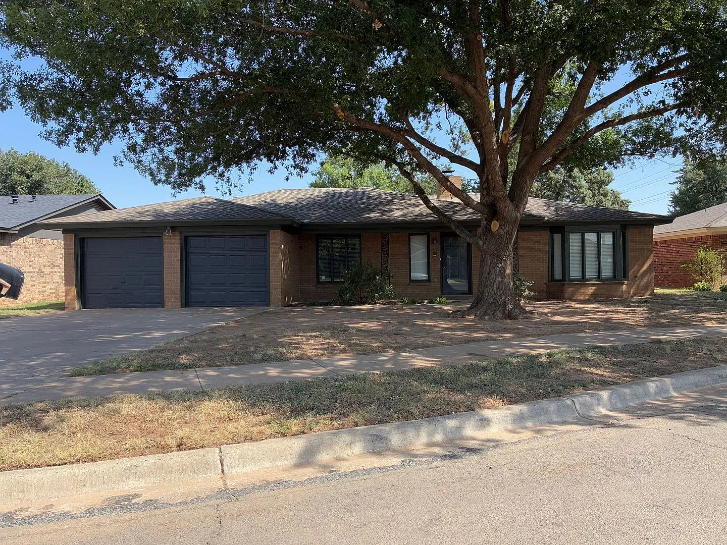 Spacious House Located on a Cul-de-sac Street — Photo 3