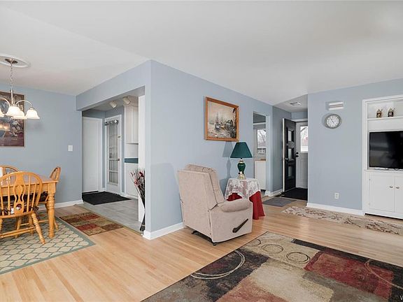 4th image of 60 Evergreen Dr