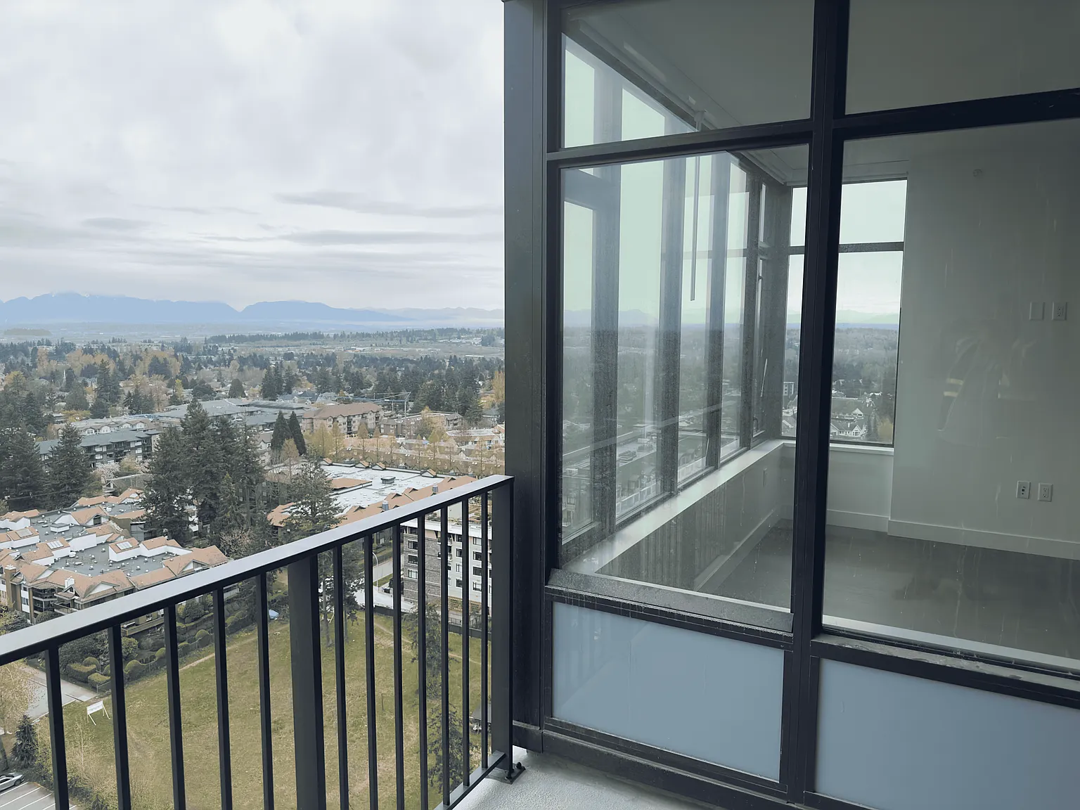 3 bed, 1023 sqft, $4,000 — Photo 4