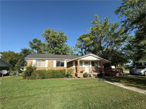 1005 Lt Goins Ave, Green Forest, AR 72638