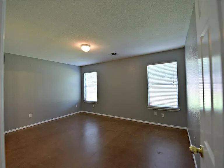 2813 Greenlee Dr — Photo 9