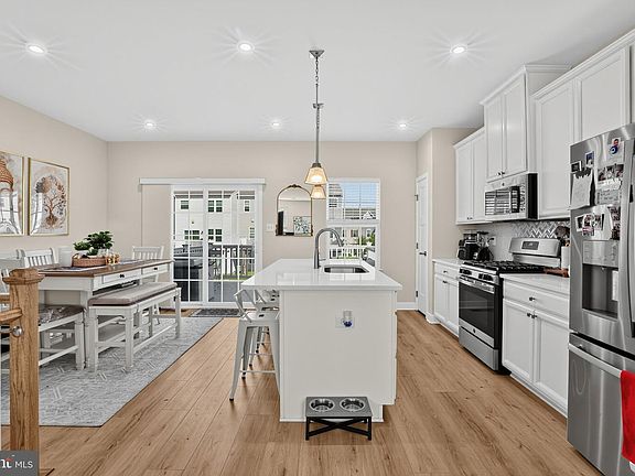 4th image of 32 Continental Blvd