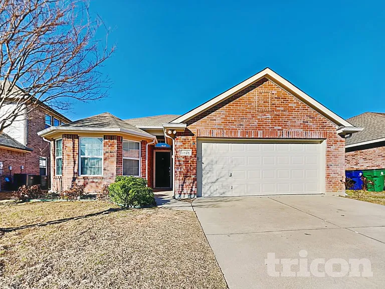1615 Hillside Dr — Photo 2
