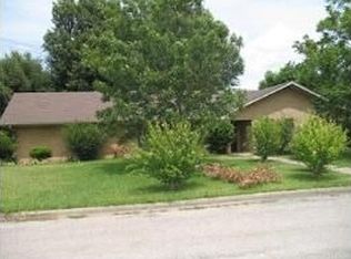 101 Briarwood Dr, Commerce, TX 75428