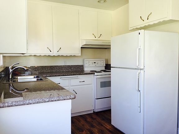 Kitchen grainte counters & dishwasher