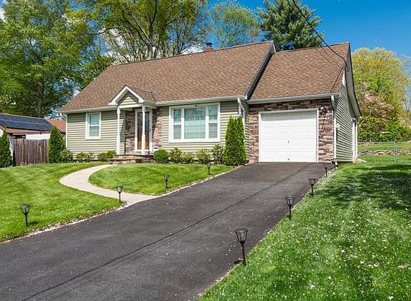 2nd image of 22 Leather Stocking Ln