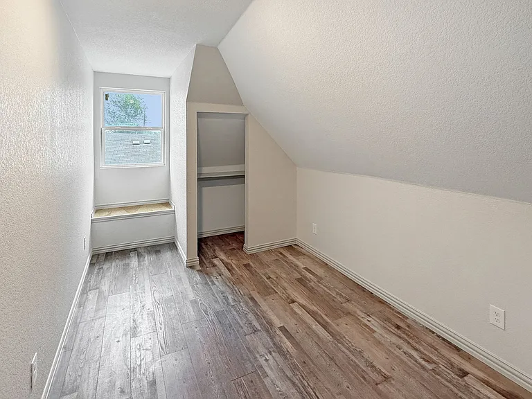 2424 McKinley Ave — Photo 8