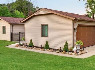 19029 Hunters Pointe Dr, Strongsville, OH 44136