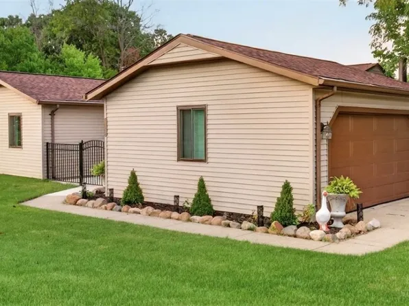 19029 Hunters Pointe Dr, Strongsville, OH 44136