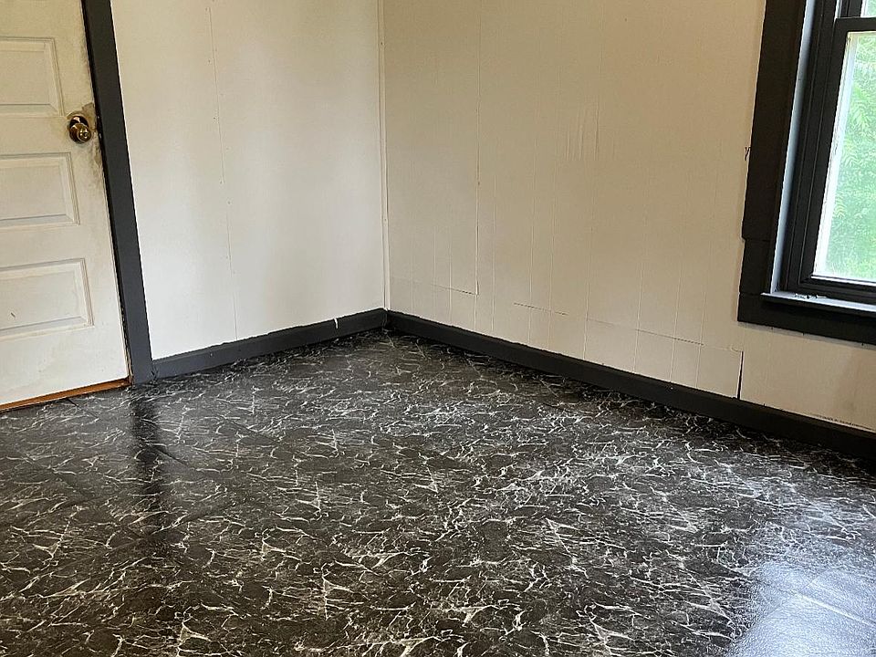 2nd image of 206 Tree Ln