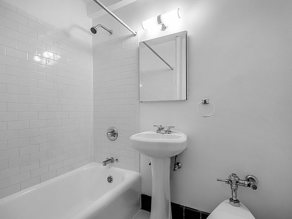 5th image of 310 E 44th St APT 219