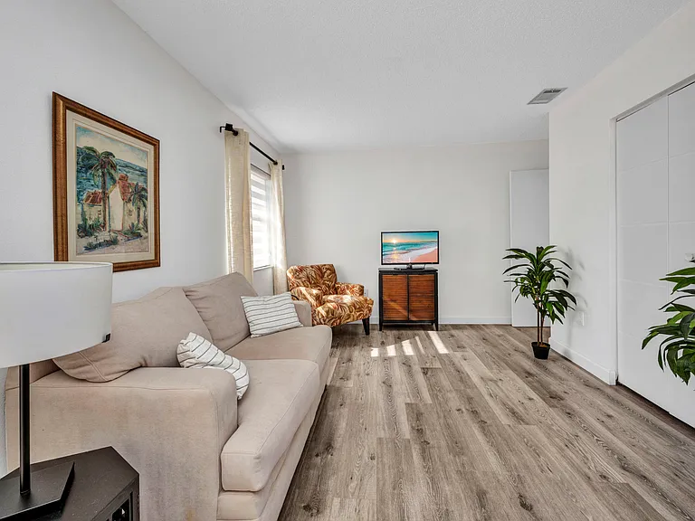 638 Bird Bay Dr E #201 — Photo 4