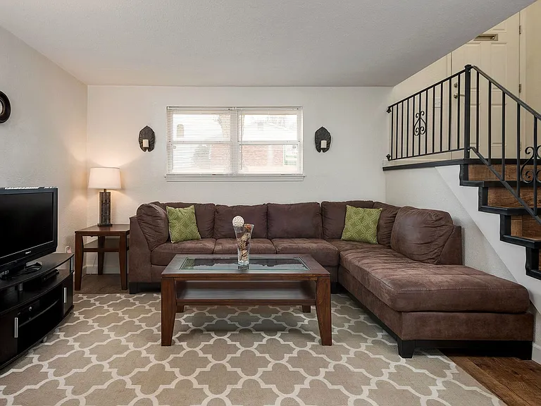 Green Door Apartments — Photo 118