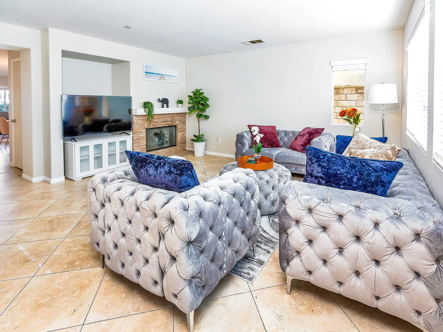 4 bed, 2.5 bath, 2698 sqft, $7,500 — Photo 2