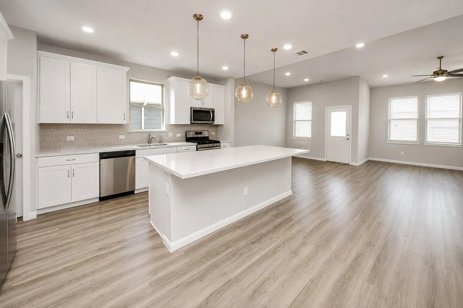 4 bed, 2.5 bath, 2538 sqft, $2,800 — Photo 2