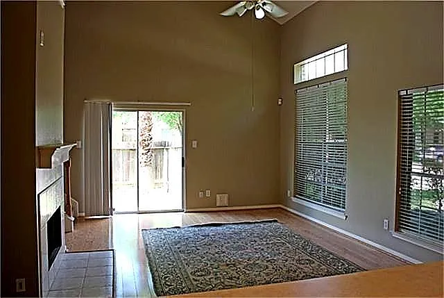 3 bed, 2.5 bath, 2410 sqft, $1,800 — Photo 3
