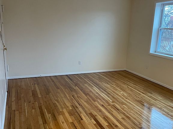 4th image of 107 Llewellyn Pl #3