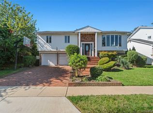 8 Gale Dr, Valley Stream, NY 11581