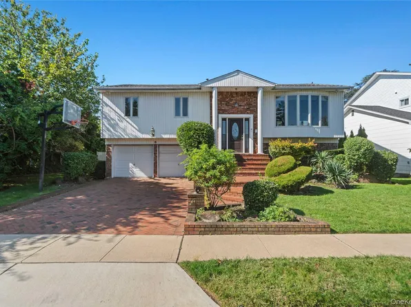 8 Gale Drive, North Woodmere, NY 11581