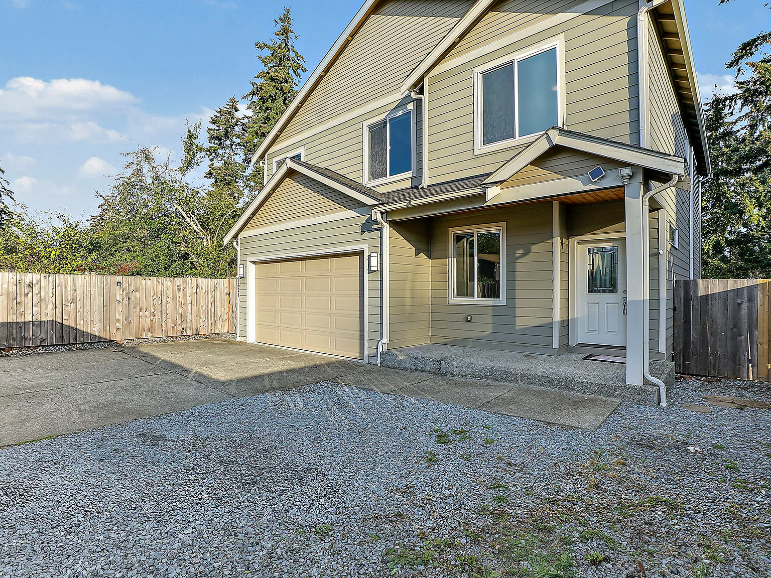 5 bed, 2.5 bath, 2196 sqft, $3,195 — Photo 3