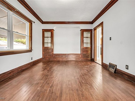 3rd image of 10204 Robinson Ave