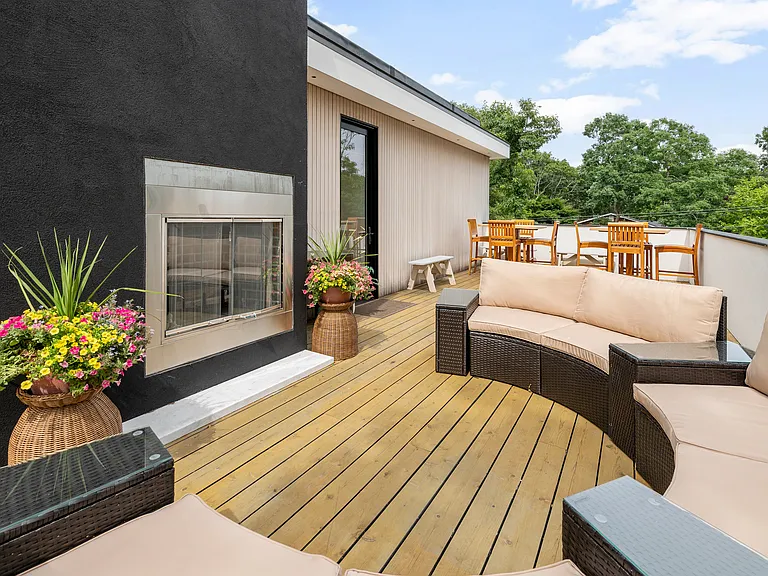 101 Montauk Blvd — Photo 54