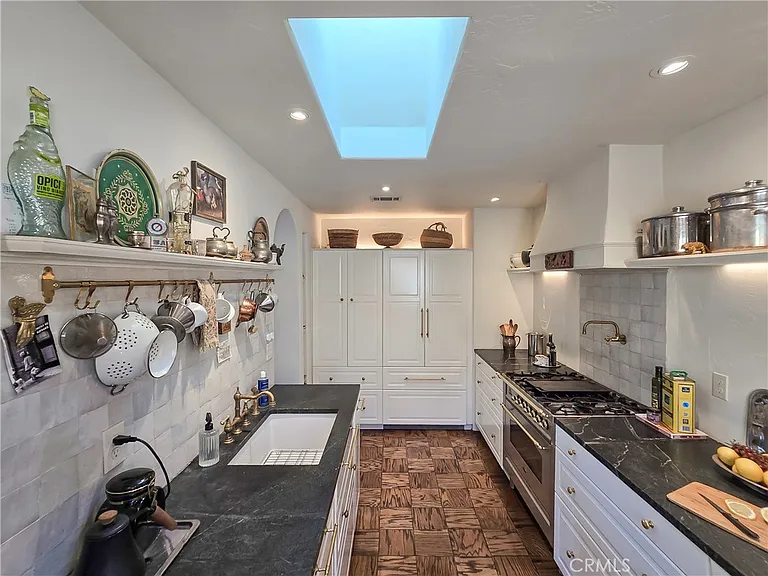 761 W 11th St — Photo 15