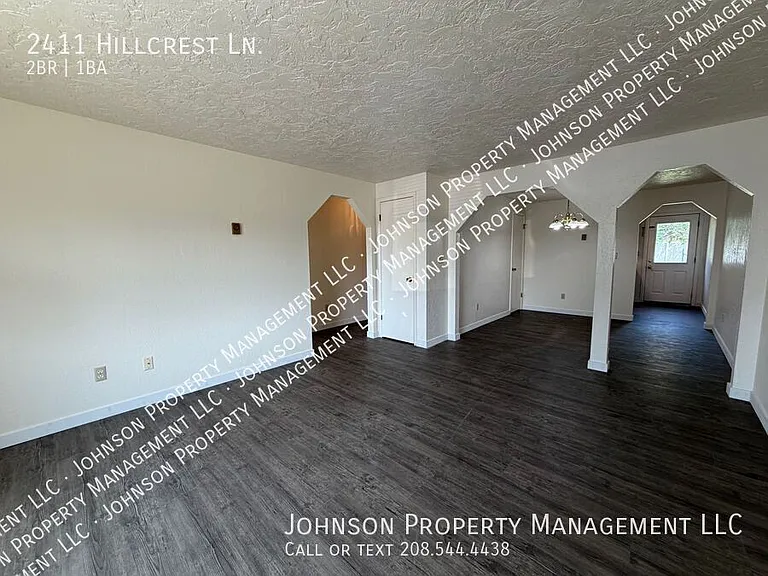 2411 Hillcrest Ln — Photo 7