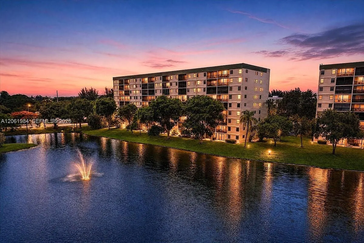Cypress Bend Condominium — Photo 1