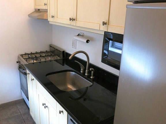 Windowed Kitchen w/Dishwasher