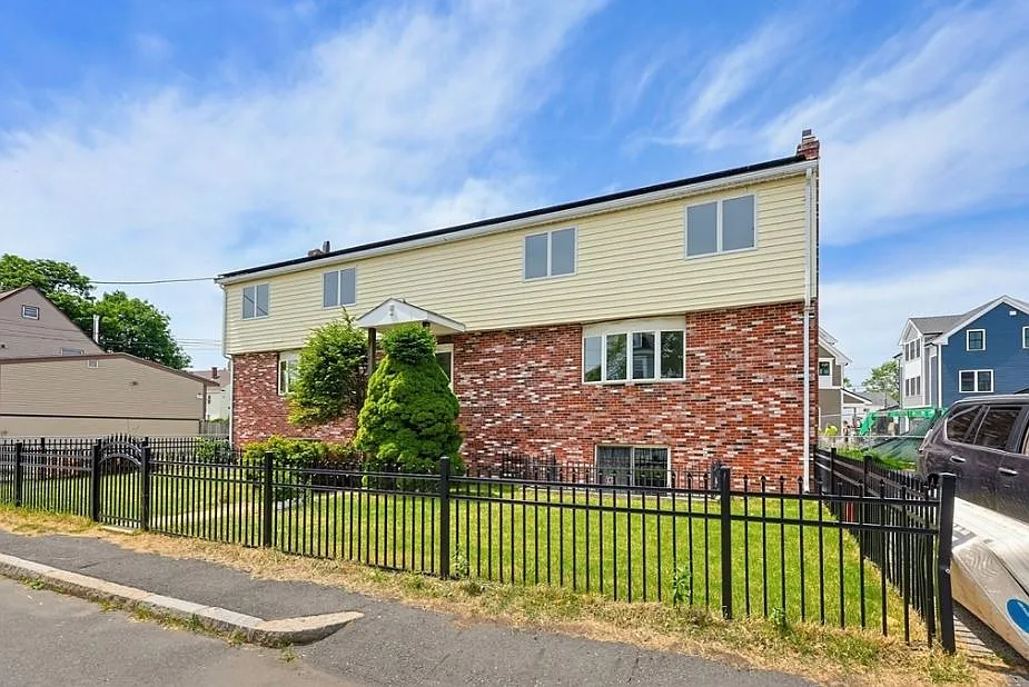 3 bed, 2.5 bath, 2490 sqft, $3,900 — Photo 1