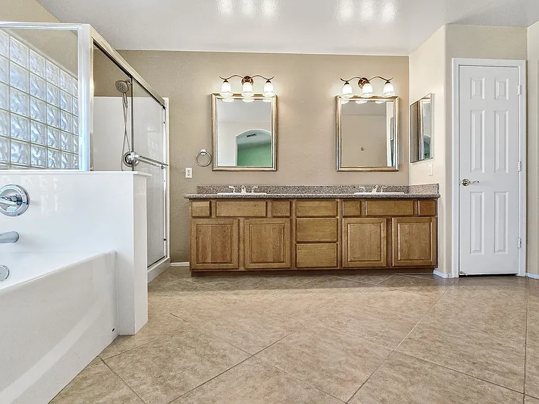 14226 W Wethersfield Rd — Photo 32