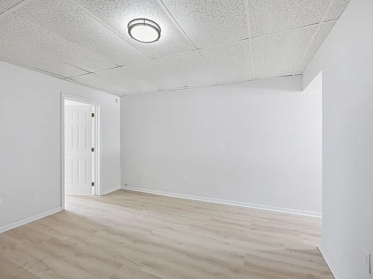 141 Oneida St — Photo 10