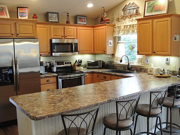 Kitchen with breakfast bar