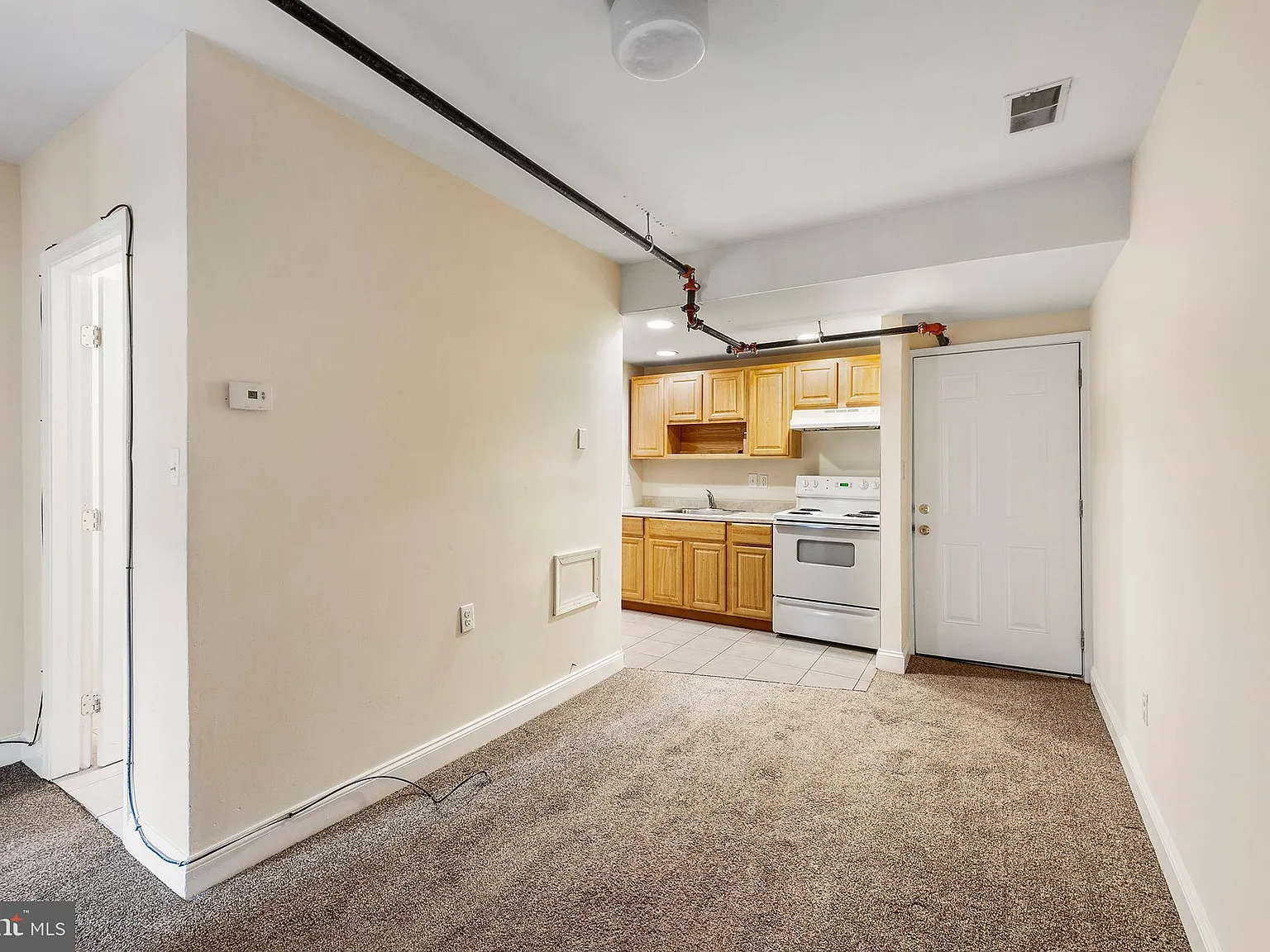 1 bed, 1.0 bath, 850 sqft, $1,300 — Photo 2