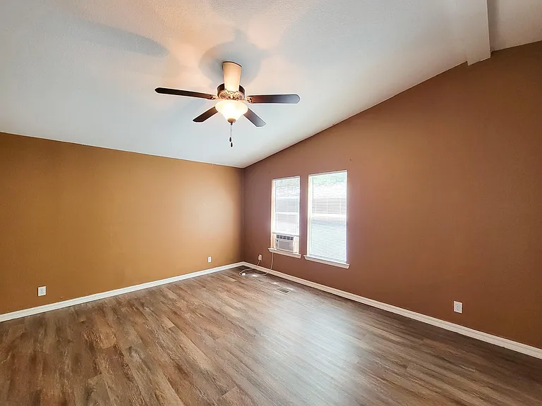 20284 Forest Woods Ln — Photo 22