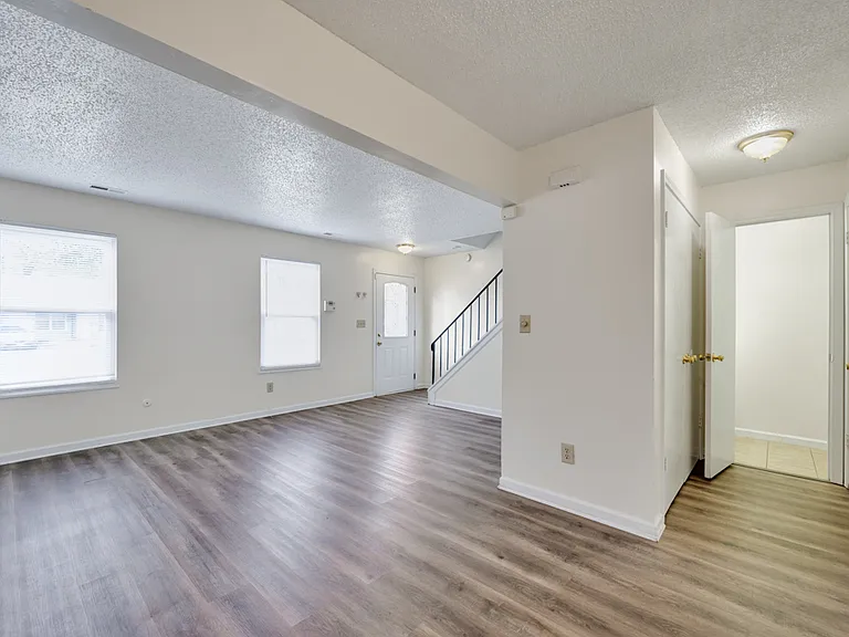 1132 Clear Springs Rd — Photo 4